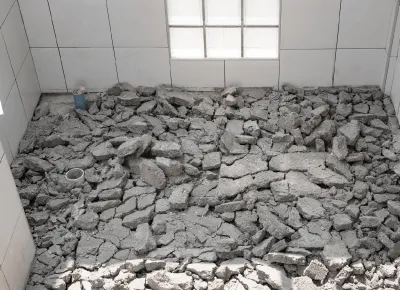 水泥牆面與地坪敲除後,現場會堆積大量沉重碎塊,屬於不易搬運的裝潢廢棄物 台中泥作廢料清運-台中裝潢廢棄物清運推薦